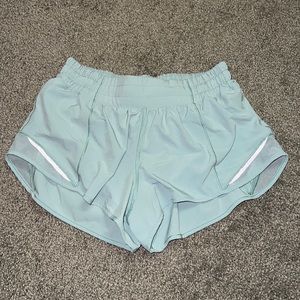 Lululemon Hotty Hot 2.5” shorts